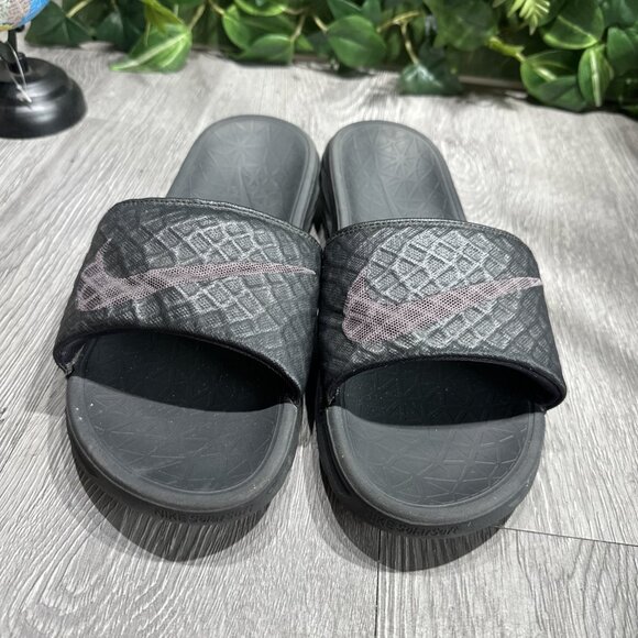 Nike Benassi Solarsoft Sandals Slides Size 8 Black Slippers On 705474-091 main image 8